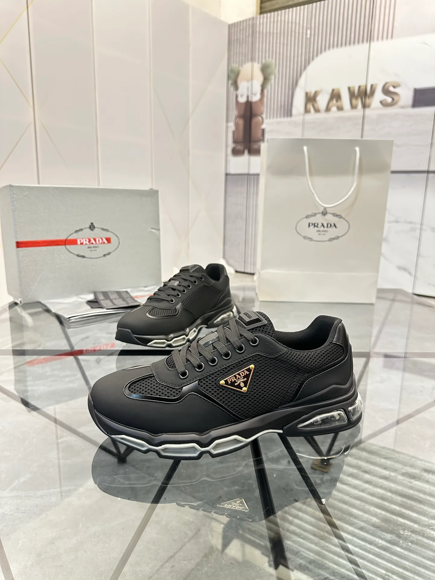 Men's shoes for sale 💰: 💰P660¥ High-end top quality Product trademark: Prada *"Prada*" low-top casual shoes Regular size: 38-45 (can be customized to 46) Product materials: Upper imported first-layer cowhide spliced ​​with original fabric, breathable lining, cowhide foot pads, original air cushion outsole. No.: 001